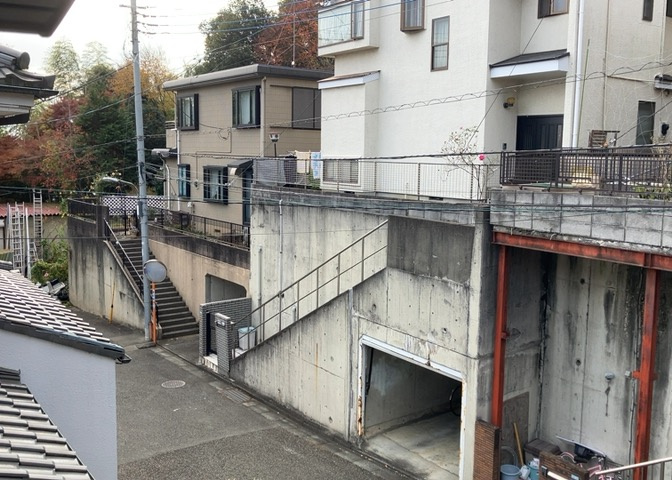 眺望を気にして物件を探す場合、前面に建物が建っていないか現地で確認しましょう！前面に建物があると景色はもちろん、日当たりや風通しにも影響が出てきます。住んだ時のことを想像しながら現地見学をしましょう。