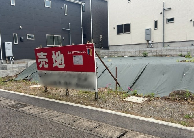 土地の面積＝住宅面積ではありません。建ぺい率の問題などで、土地のある場所によって住宅を建てられる面積は限られています。高さもしかり、「土地」という言葉の中には、建築条件も含まれると考えておきましょう。