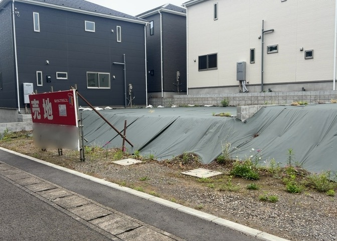 家を建てる場合、方位は要チェックです。現実的に日当たりのよい家ならばリビングは南側、建築基準法でも北側に当たる家への配慮は求められています。土地を見学に行く際は、方位磁針を持って行くようにしましょう。