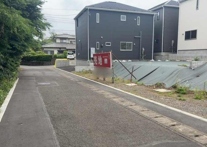 土地を買う際、住む地域の自治体や福祉の補助制度にも注目してみましょう。子供や老人の医療補助やゴミ出しのルールなど、自治体によってルールに大きな違いがあるため、暮らしやすい土地で判断するとよいでしょう。