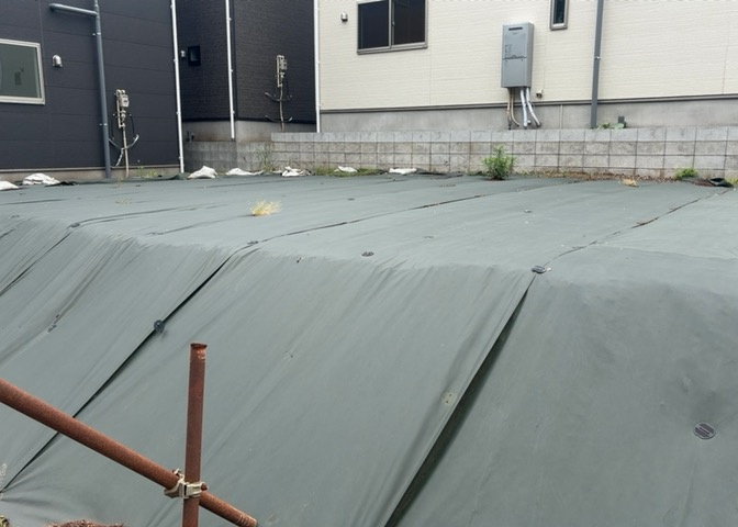 土地の前の道路に消火栓が設置されていることがあります。この場合、道路交通法第45条第1項により、駐車禁止の場所が指定されています。そのため、車庫などの駐車スペースをつくることができない場合があります。
