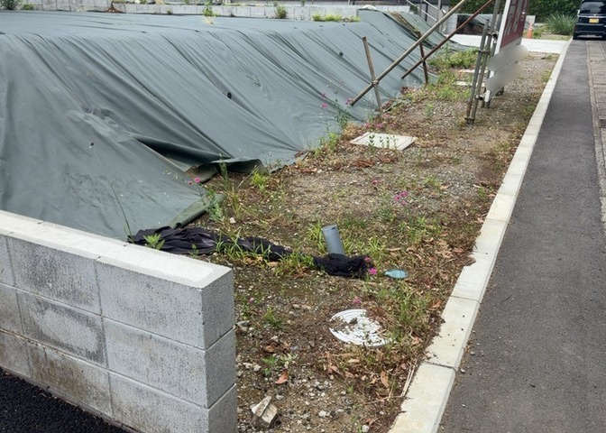 現地に行くなら、物件の周囲の地形がどうなっているかを見ることも大切です。周辺より低くなっている土地では、大雨などで水が集まりやすいため、地盤が弱くなっているということも考えられるため、注意が必要です。
