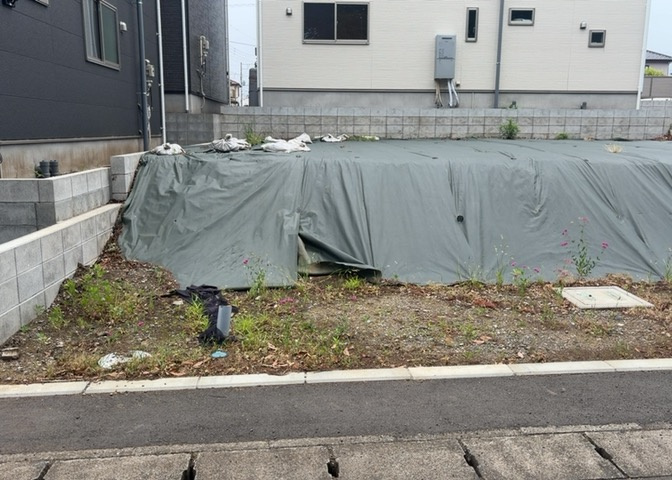 土地購入を検討されている場合、境界杭がない状態で購入してしまうと境界確定測量をする必要があり、費用がかかります。購入の前に、売主、隣土地所有者立ち合いのもと境界を確定し境界杭を設置するのがベストです。