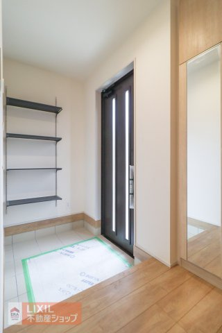 スタイリッシュな玄関。シューズクロークを完備するなど実用性も高いです。