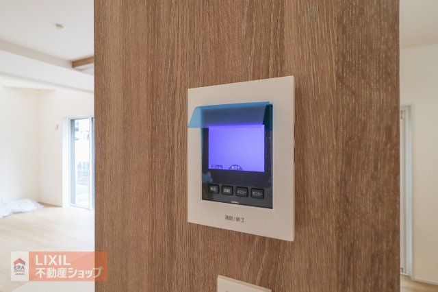 モニター付きインターホンです。玄関まで行かずに訪問者の姿を確認できるだけでなく、防犯にもつながるとても便利なアイテムですね。