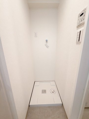 洗濯機置場です。　浴室のそばにあるので、脱いだ服等が散らかりずらいです◎