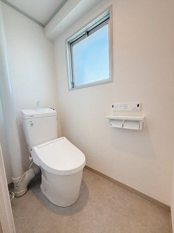 トイレです。　あると嬉しいウォシュレット機能付きです♪窓があるので換気もばっちりです◎