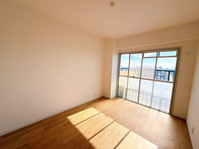 南側洋室です。　窓が大きいので日当たり通風良好です◎