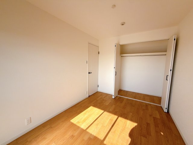 南側洋室の別角度です。