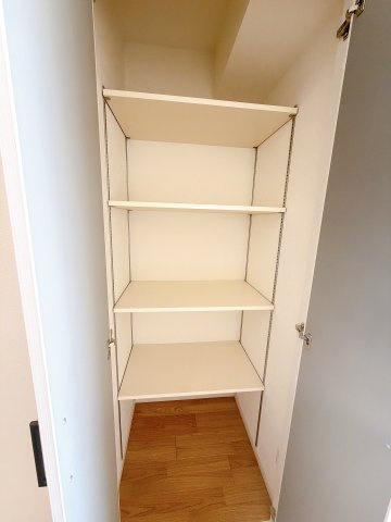 リビングの収納です。　ちょっとした物もしまえるのでリビングが散らからずにできます◎