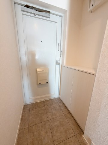 玄関です。　棚の上にちょっとした荷物や写真を置くこともできます！