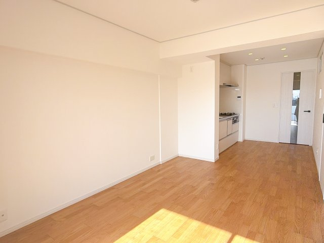 リビングです。　南向きの窓で陽が入り温かみのある空間になります♪