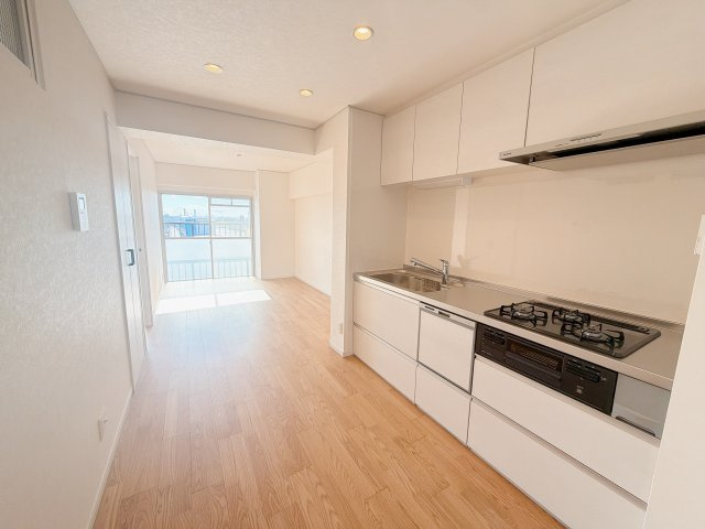 キッチンです。　上下に棚があるのでキッチングッズやお皿も沢山収納できます♪