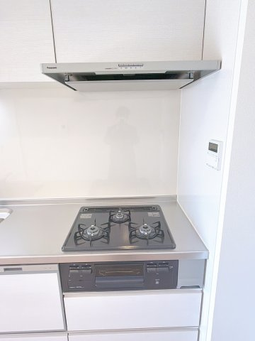 コンロです。　3口×グリルで料理の幅も広がります◎