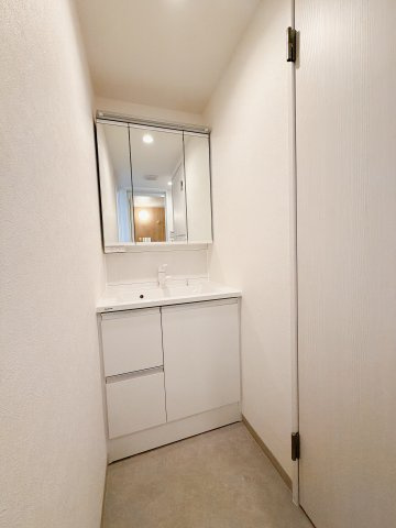 洗面所です。　三面鏡付きで朝の準備もはかどります♪