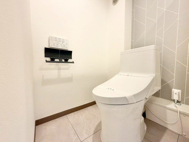 ウォシュレット付きのトイレです。ゆったりとした落ち着いた空間となっております。