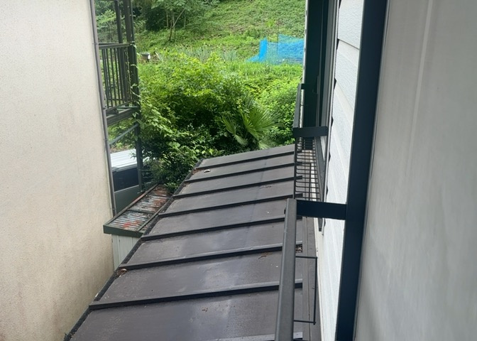 バルコニーは、室外の専用スペースのうち、「屋根がなく開放された空間」であるものを指します。ベランダより広いタイプのものが多く、日当たりもよいため家庭菜園などを楽しみたい人にとって適した環境となります。