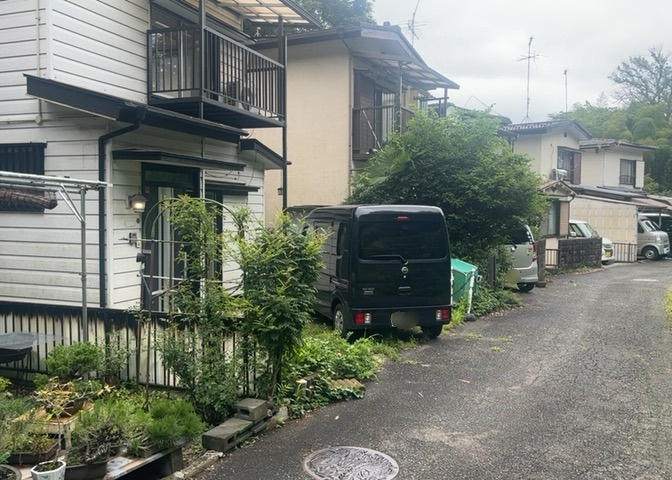 住宅用の土地では前面道路に2m以上接していなければならないと法律で定められています。しかし、お持ちの車のサイズやライフスタイルなどにより、2mでは利便が悪い場合もございますので、事前に確認しましょう。