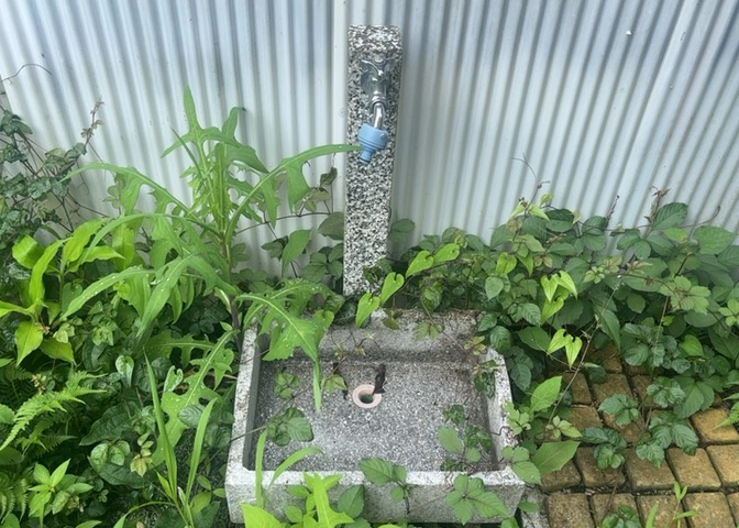 敷地内に散水栓や立水栓があると便利です。水道水を直接利用できるため、水を運ぶ手間を省くことが出来ます。大量の水を必要とする洗車作業や清掃などに役立ちます。その他設備とあわせて、現地でご確認ください。