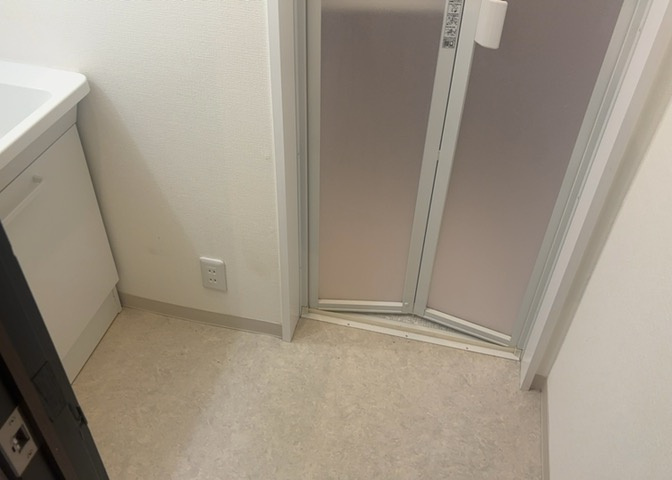 多くの戸建て住宅で見かける洗面脱衣所は、洗面台と洗濯機が2畳ほどのスペースに並べられていて、洗面所が脱衣所を兼ね備えている間取りが一般的です。お客様が利用することもある、パブリックな空間でもあります。