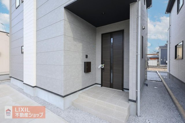 【エントランス】現地完成写真。ゆったりとした玄関。奥行きのあるポーチで雨の日も安心です。