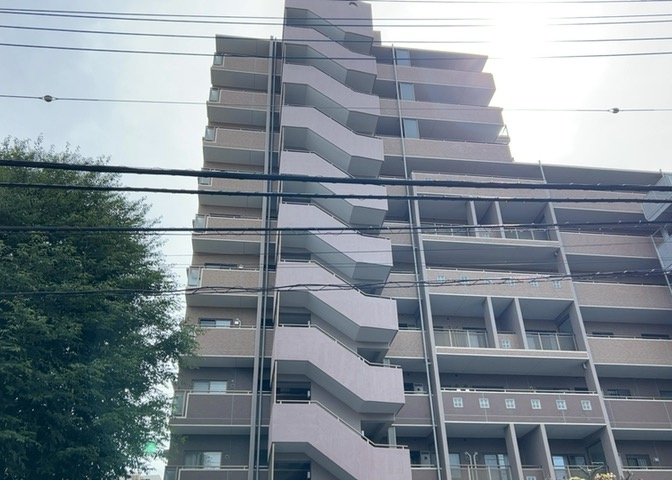 眺望の良さを楽しめるダイニングキッチンで家族団らんの時間を過ごしてはいかがでしょうか。バルコニーから見える景色を家族で眺める時間は、時間が経つのを忘れてしまいそうですね。是非、現地を見に行きましょう！