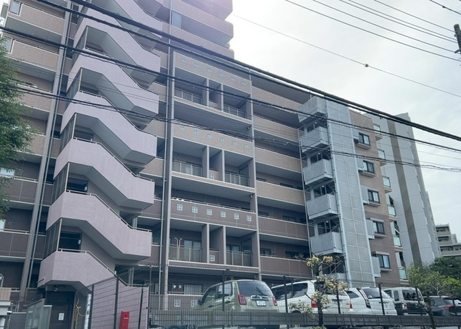 ＲＣ造、Reinforced　Concreteは直訳すると補強されたコンクリートです。主に柱や梁・床・壁が鉄筋とコンクリートで構成おり、鉄筋を組んだ型枠にコンクリートを流し込んで固めたものを指します。