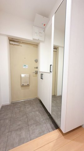 玄関。新規シューズボックス設置。