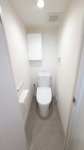 トイレ交換。温水洗浄便座採用。