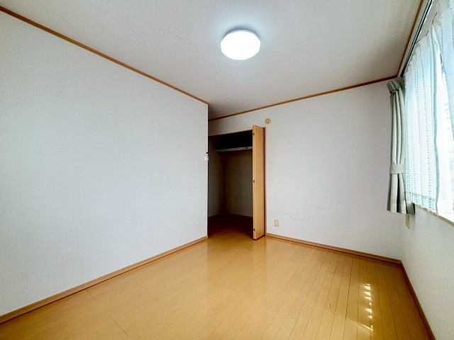 【洋室】2階洋室は全室南向きでどのお部屋も日当たりの良いお部屋になっています。　