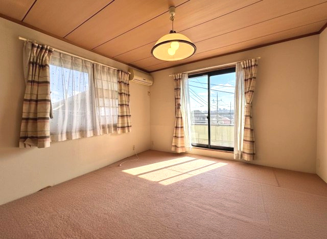 2階の8帖和室です　2面採光で明るく、眺望も良いお部屋です※CG加工で一部家具を消しています