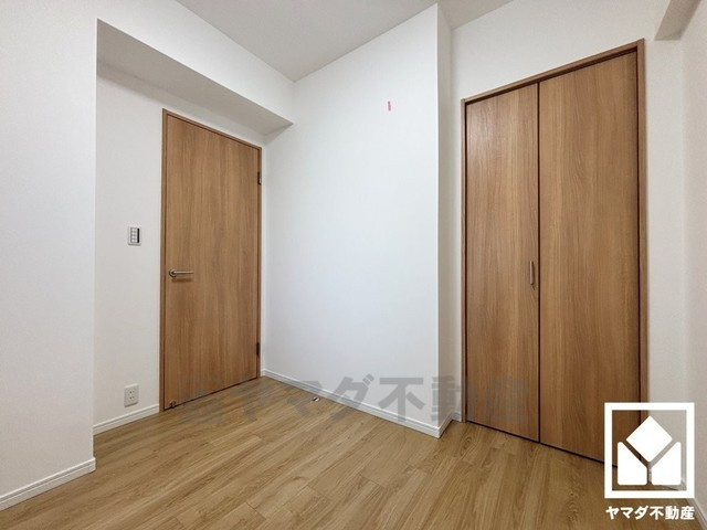 約4帖の洋室です。全居室に収納がございますので、お部屋の広さを最大限に活用できます。