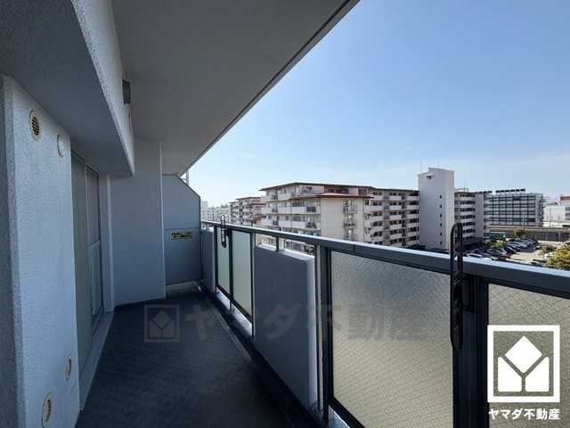 西向きバルコニーで風通し良好。奥行きがあり広々としているため、お洗濯物をたっぷりと干す事ができます。
