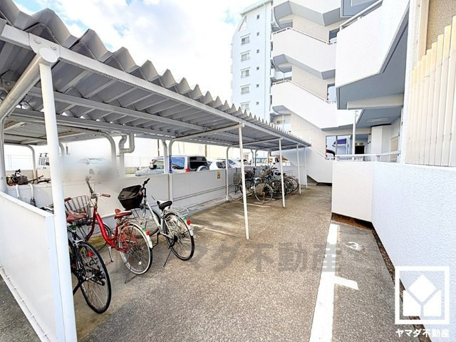 屋根付き駐輪場なので、雨や風、直射日光から自転車を守ることができます。バイク置き場もございます。