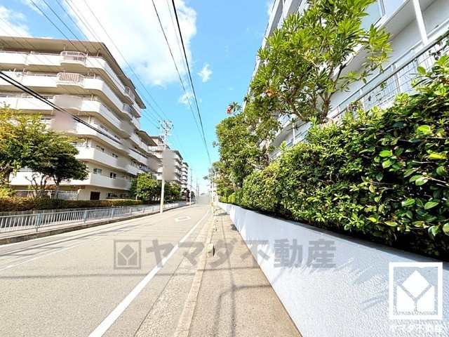 JR東海道本線「立花」駅まで徒歩約20分、阪神本線・なんば線「尼崎」駅まで徒歩約27分の立地。3沿線利用可能で、毎日の通勤・通学だけでなく、休日のお出かけまで利便性に優れています。