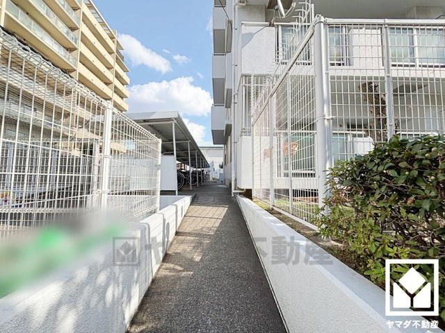 「セブンイレブン尼崎東難波町2丁目店」まで徒歩6分、「マックスバリュ東難波店」まで徒歩8分、「スーパーオオジ尾浜店」まで徒歩9分など、お買い物施設が徒歩圏内に複数あり便利な住環境です。