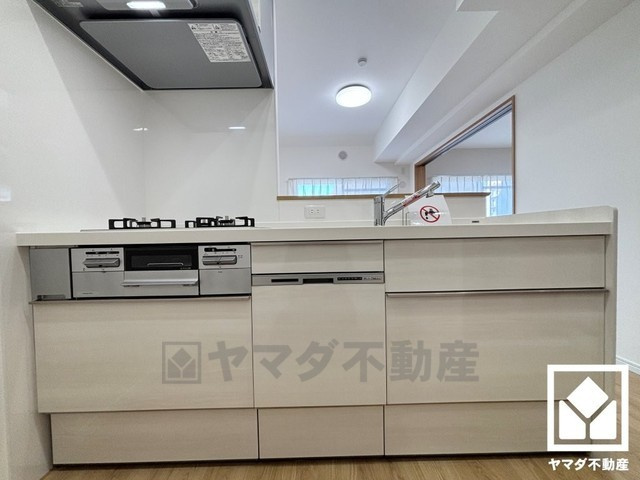 家族のごはん作りがはかどる、同時調理が可能な3口コンロ付きキッチン。毎日の家事の負担を軽減でき、水道代の節約にもなる食器洗乾燥機もございます。