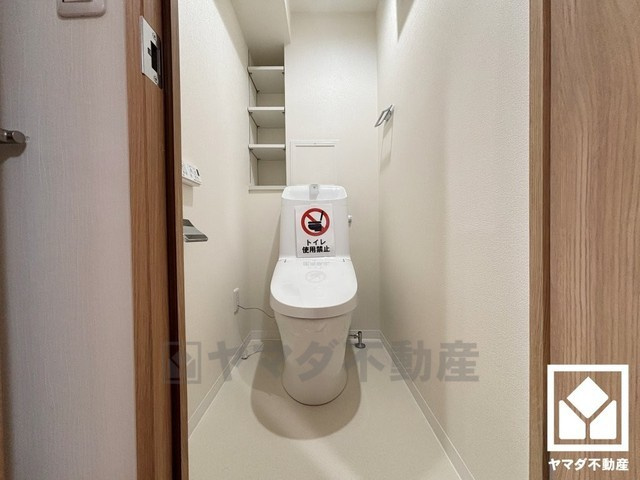 明るく清潔感溢れるトイレです。温水洗浄便座付きで、季節を問わずいつでも温かい便座をお使いいただけます。トイレットペーパーのストックや消耗品置き場、小物置きなどとしてもお使いいただける棚がございます。