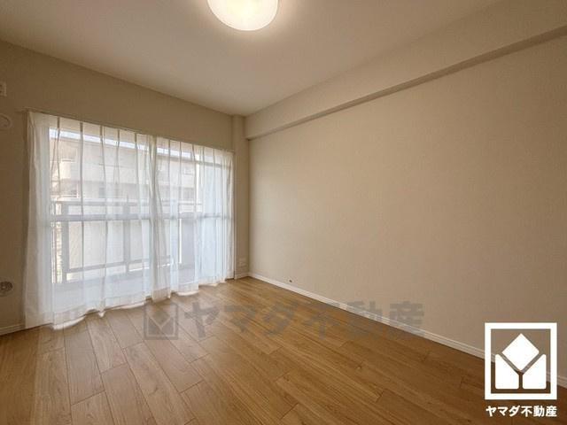 約6帖の洋室です。バルコニーにつながるお部屋で、通風・陽当たり良好。