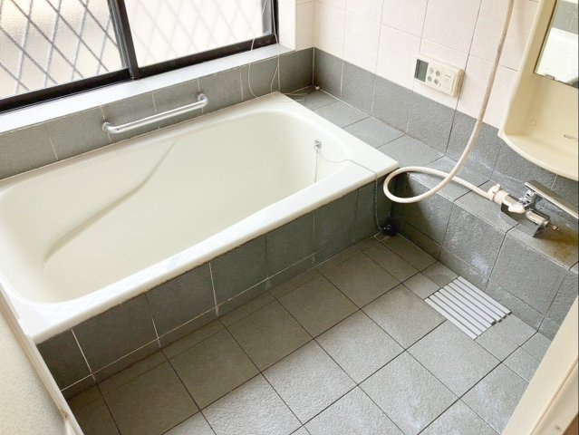 窓付きで明るく、自然換気もできる浴室です！
