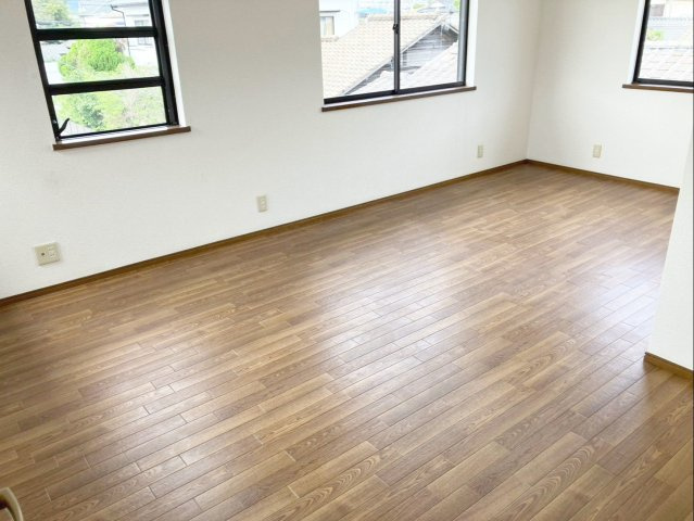 約10.5帖の採光のとれた明るい洋室です！