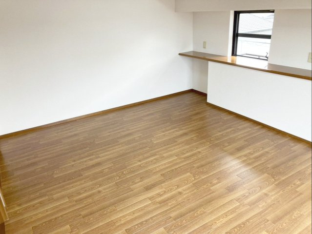 カウンターを備えた使い勝手のよい洋室です！