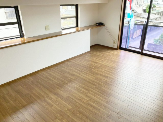 バルコニーに面した約10帖の洋室です！