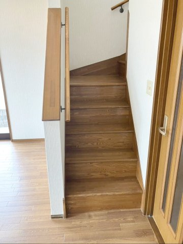 家族が顔を合わせる機会が増えるリビング階段です！