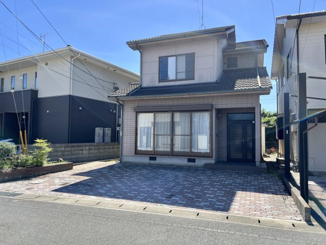 道路との間に距離があるため、室内からも前面の広がりを感じられます。道路と敷地の高低差が少なく、車の乗り入れもしやすい配置。幅員にもゆとりがあり、運転が苦手な方でも安心です。現地をぜひご見学ください。