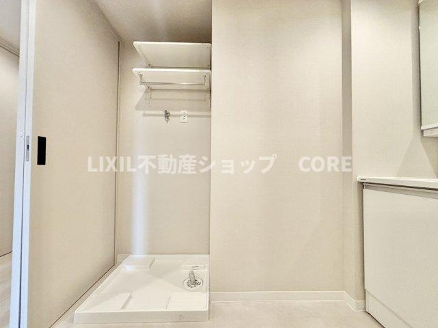 ランドリースペース上部には、洗濯洗剤や柔軟剤等を収納できる便利な棚を完備！