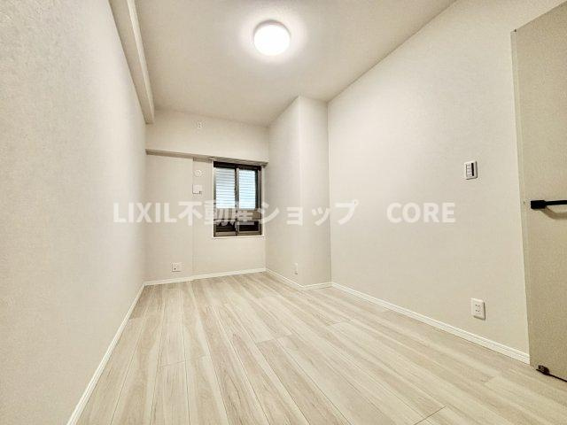 床材や建具は家具にも合わせやすい落ち着いた色合いになっております。