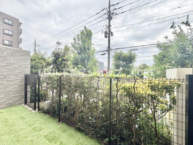 フェンスと植栽で外からの視線も気になりにくく、プライバシーが守られた空間でリラックスできます。