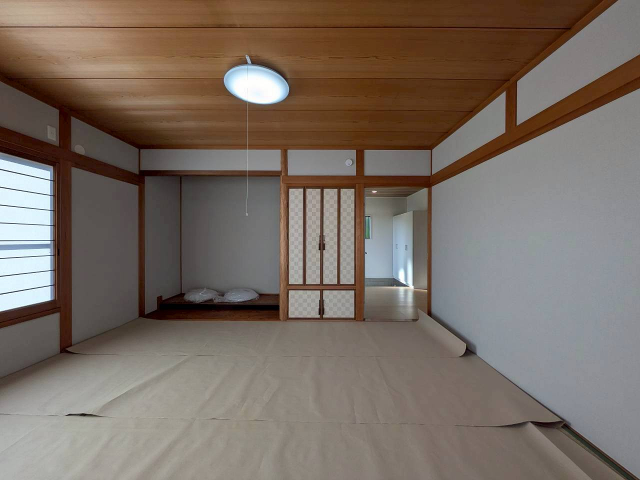 1階には畳表替えをした約7.4帖の和室がございます。　大人もお子様もゆっくりくつろげます♪　寝室にするのもありですね。