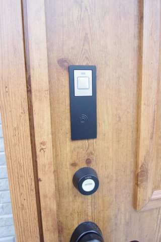 玄関扉はカードキー仕様